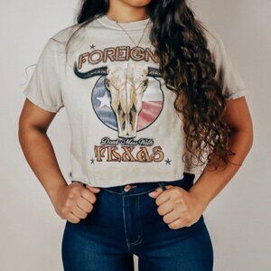 Foreigner Don't Mess With Texas Cowskull Beige Short Sleeve Cropped Tee S/M